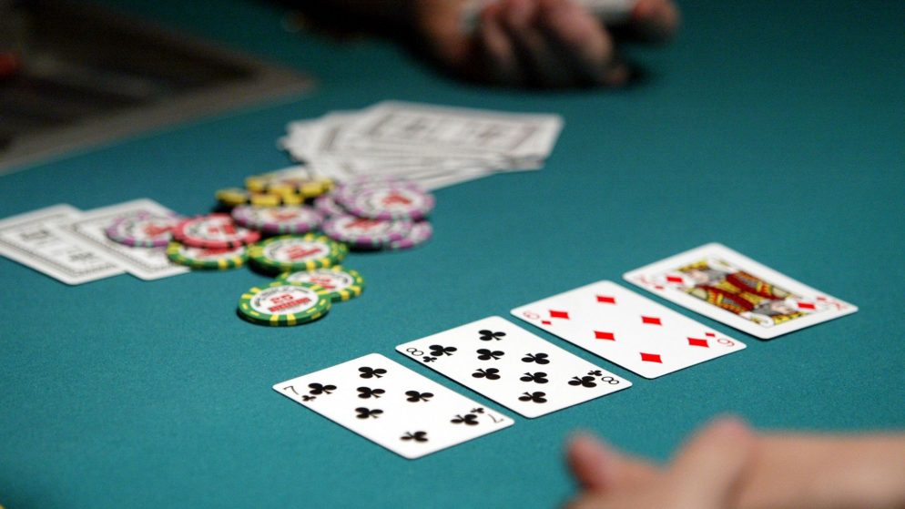 Làm thế nào để chơi Poker?