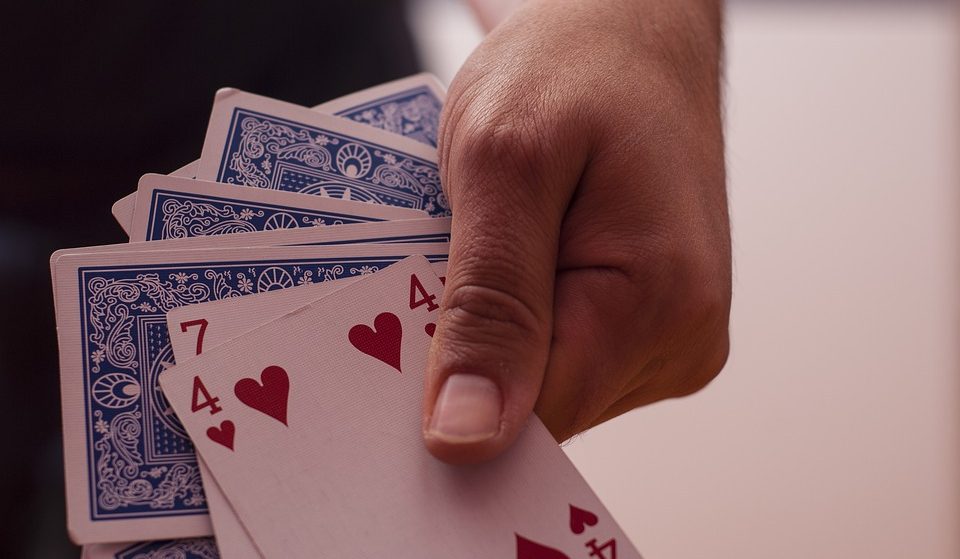 El arte de fanfarronear en el póquer