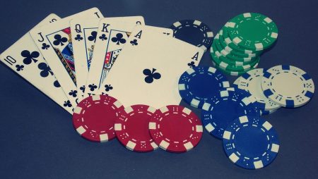 Trò chơi tiền mặt Vs. Giải đấu Poker