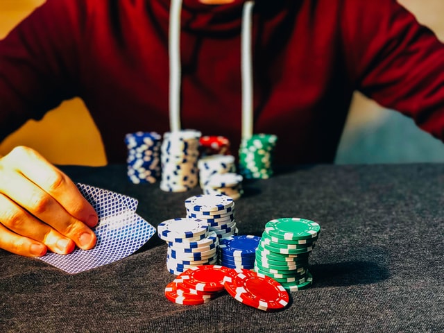 Como jogar jogadores de pôquer agressivos?
