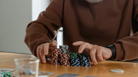 Làm thế nào để chơi những người chơi Poker chặt chẽ?