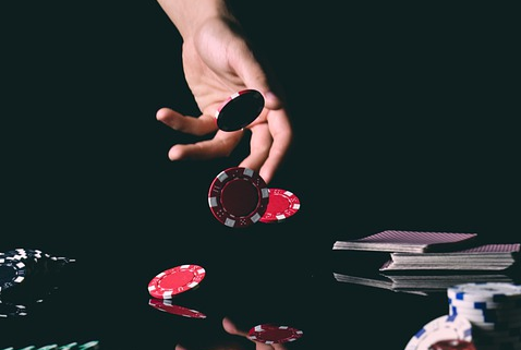 如何玩快速弃牌扑克？