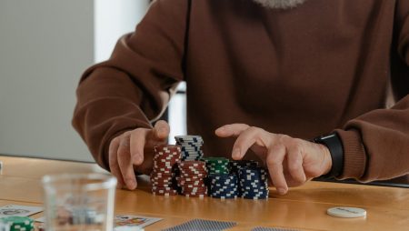 Imagem de mesa de jogadores de pôquer