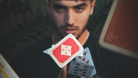 Myšlení v sázkách: Jak děláte silná rozhodnutí jako pokeroví hráči?