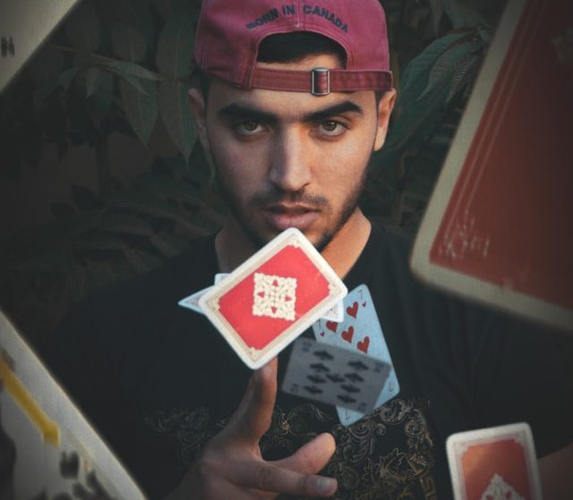 Thinking in Bets: Πώς παίρνετε ισχυρές αποφάσεις όπως οι παίκτες πόκερ;