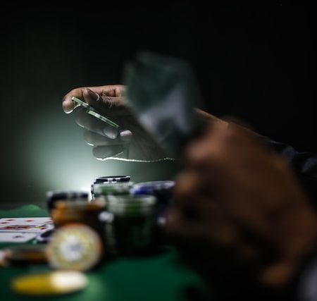 Avanzar en su juego de póquer en línea: crecimiento continuo a través del estudio y la práctica