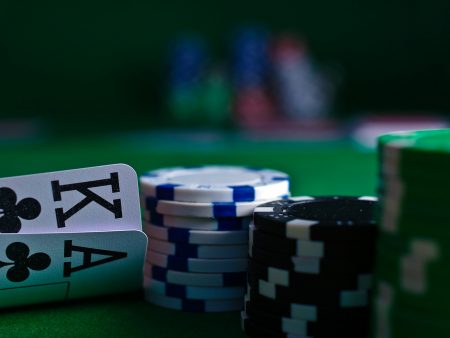 क्या पोकर कौशल का खेल है या सिर्फ भाग्य का?