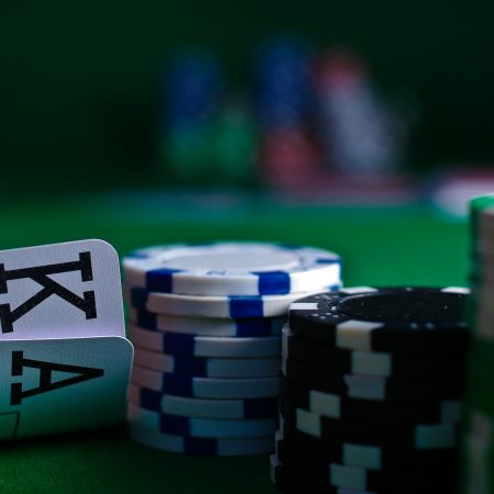 Er poker et ferdighetsspill eller bare flaks?